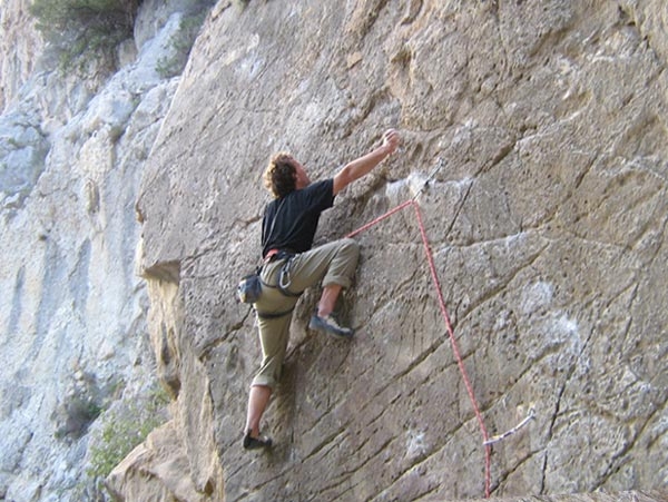 Felsfoto: Los Albercones und 41 weitere Felsen im Klettergebiet El Chorro ➤ Routen mit Schwierigkeitsgraden f&uuml;r den Fels Los Albercones ➤ Klettertopo & Kletterf&uuml;hrer ➤ 30.08.2026