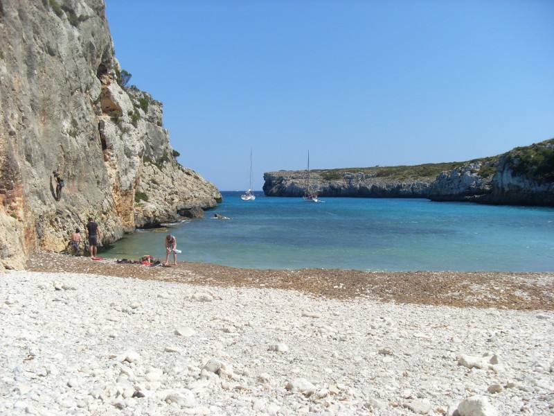 Felsfoto: Cala Magraner und 21 weitere Felsen im Klettergebiet Mallorca ➤ Routen mit Schwierigkeitsgraden f&uuml;r den Fels Cala Magraner ➤ Klettertopo & Kletterf&uuml;hrer ➤ 21.05.2026