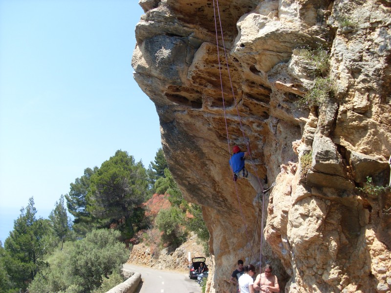 Felsfoto: Valldemossa und 21 weitere Felsen im Klettergebiet Mallorca ➤ Routen mit Schwierigkeitsgraden f&uuml;r den Fels Valldemossa ➤ Klettertopo & Kletterf&uuml;hrer ➤ 21.05.2026