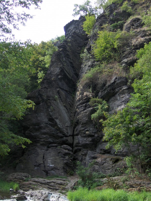 Felsfoto: Dornbusch und 35 weitere Felsen im Klettergebiet Vogtland ➤ Routen mit Schwierigkeitsgraden f&uuml;r den Fels Dornbusch ➤ Klettertopo & Kletterf&uuml;hrer ➤ 31.08.2026