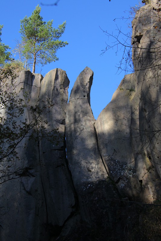 Felsfoto: Dürener Wand und 51 weitere Felsen im Klettergebiet Ettringen ➤ Routen mit Schwierigkeitsgraden f&uuml;r den Fels Dürener Wand ➤ Klettertopo & Kletterf&uuml;hrer ➤ 21.05.2026