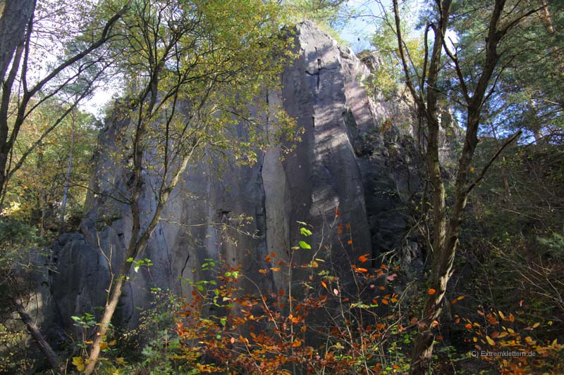 Felsfoto: Försterwand - Försterwändchen und 51 weitere Felsen im Klettergebiet Ettringen ➤ Routen mit Schwierigkeitsgraden f&uuml;r den Fels Försterwand - Försterwändchen ➤ Klettertopo & Kletterf&uuml;hrer ➤ 21.05.2026