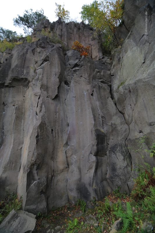 Felsfoto: Große Wand und 51 weitere Felsen im Klettergebiet Ettringen ➤ Routen mit Schwierigkeitsgraden f&uuml;r den Fels Große Wand ➤ Klettertopo & Kletterf&uuml;hrer ➤ 21.05.2026