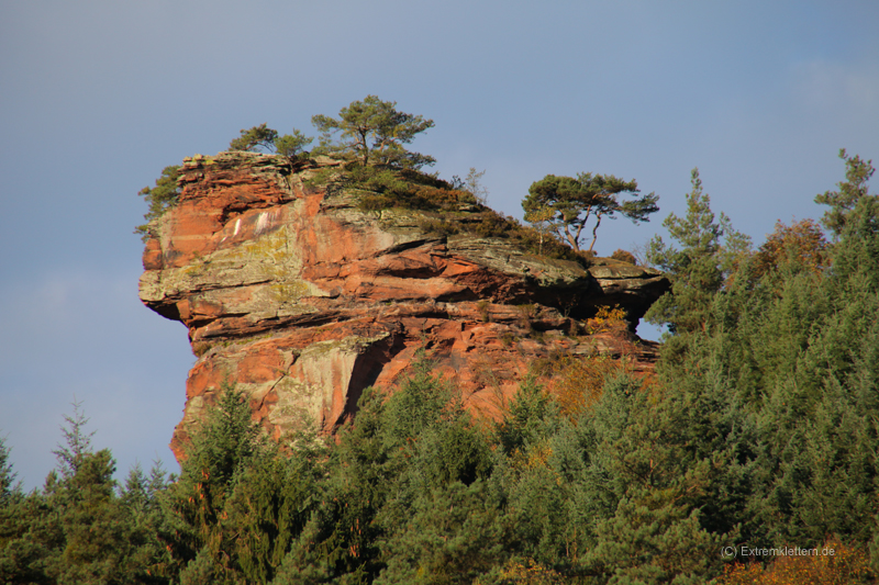 Felsfoto: Klosterfels und 73 weitere Felsen im Klettergebiet Pfalz ➤ Routen mit Schwierigkeitsgraden f&uuml;r den Fels Klosterfels ➤ Klettertopo & Kletterf&uuml;hrer ➤ 21.05.2026