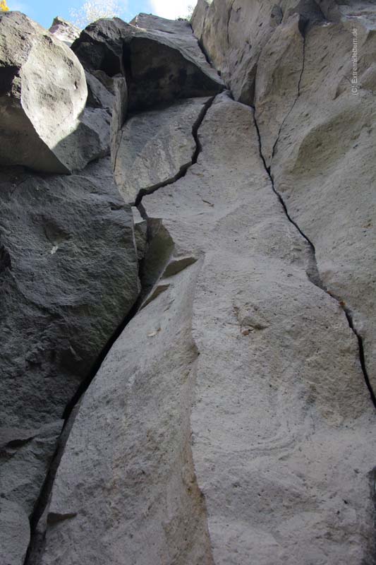 Felsfoto: Försterwand - Schiffsbug und 51 weitere Felsen im Klettergebiet Ettringen ➤ Routen mit Schwierigkeitsgraden f&uuml;r den Fels Försterwand - Schiffsbug ➤ Klettertopo & Kletterf&uuml;hrer ➤ 21.05.2026