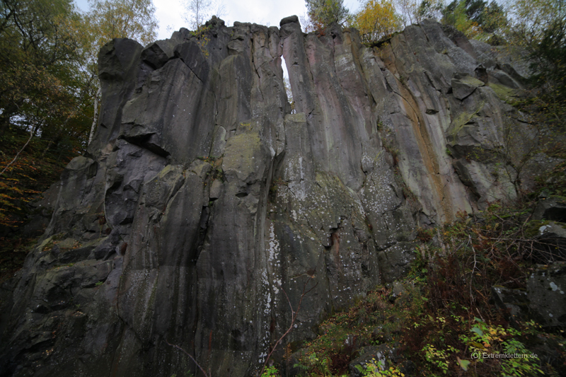 Felsfoto: Höllentor und 51 weitere Felsen im Klettergebiet Ettringen ➤ Routen mit Schwierigkeitsgraden f&uuml;r den Fels Höllentor ➤ Klettertopo & Kletterf&uuml;hrer ➤ 21.05.2026