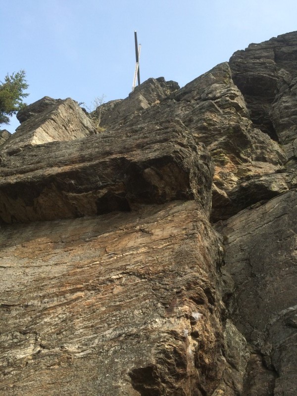 Felsfoto: Kaitersberg - Kreuzfelsen und 40 weitere Felsen im Klettergebiet Bayerischer Wald ➤ Routen mit Schwierigkeitsgraden f&uuml;r den Fels Kaitersberg - Kreuzfelsen ➤ Klettertopo & Kletterf&uuml;hrer ➤ 31.08.2026