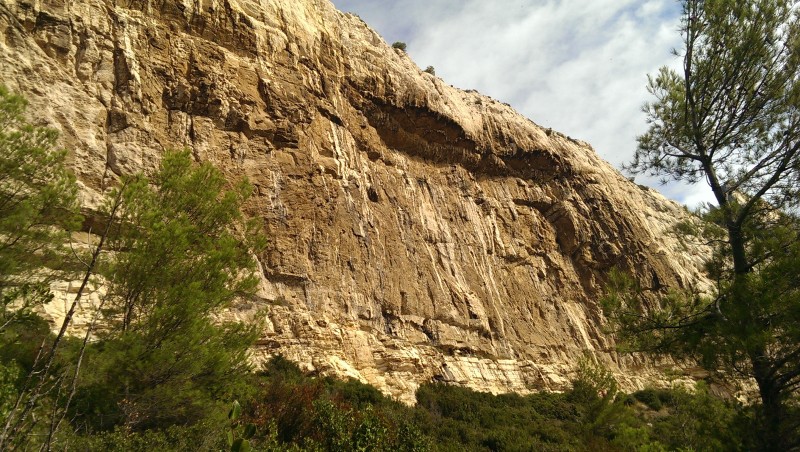 Felsfoto: Paroi des toits und 23 weitere Felsen im Klettergebiet Calanques ➤ Routen mit Schwierigkeitsgraden f&uuml;r den Fels Paroi des toits ➤ Klettertopo & Kletterf&uuml;hrer ➤ 18.05.2026