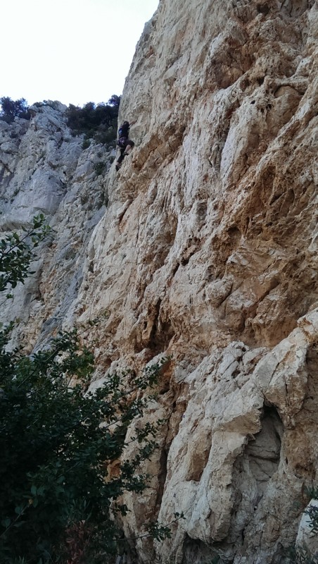 Felsfoto: Finde in der Routendatenbank von Extremklettern.de viele Infos &uuml;ber den Fels Baou de Quatre Ouro vom Klettergebiet Toulon ➤ Klettertopo & Kletterf&uuml;hrer ➤ 30.08.2026