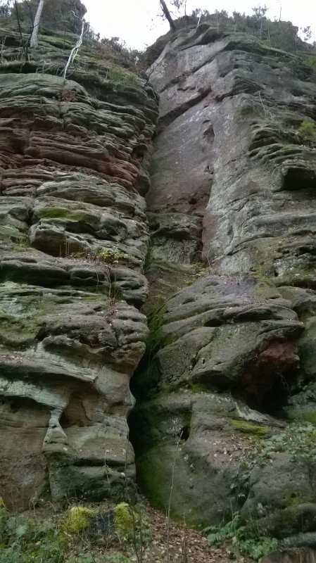 Felsfoto: Erfweiler Schafsfelsen und 73 weitere Felsen im Klettergebiet Pfalz ➤ Routen mit Schwierigkeitsgraden f&uuml;r den Fels Erfweiler Schafsfelsen ➤ Klettertopo & Kletterf&uuml;hrer ➤ 21.05.2026