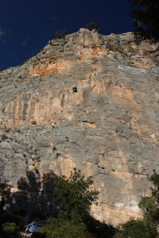 Felsfoto: Buchi Arta und 32 weitere Felsen im Klettergebiet Sardinien ➤ Routen mit Schwierigkeitsgraden f&uuml;r den Fels Buchi Arta ➤ Klettertopo & Kletterf&uuml;hrer ➤ 30.08.2026