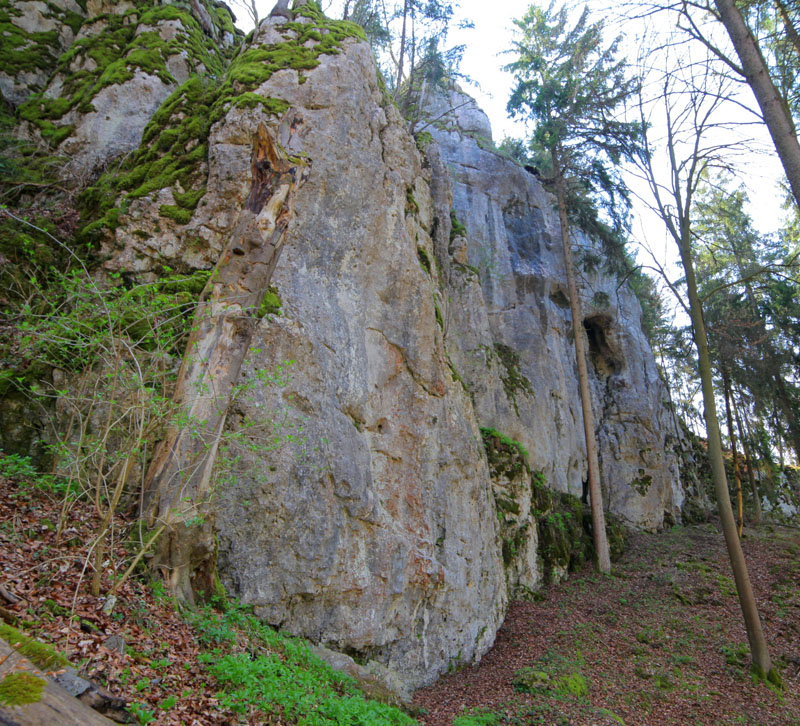 Felsfoto: Vergessene Welt und 41 weitere Felsen im Klettergebiet Altmühltal (Südliches Frankenjura) ➤ Routen mit Schwierigkeitsgraden f&uuml;r den Fels Vergessene Welt ➤ Klettertopo & Kletterf&uuml;hrer ➤ 16.07.2026