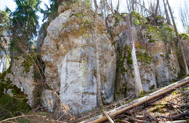 Felsfoto: Ebola und 41 weitere Felsen im Klettergebiet Altmühltal (Südliches Frankenjura) ➤ Routen mit Schwierigkeitsgraden f&uuml;r den Fels Ebola ➤ Klettertopo & Kletterf&uuml;hrer ➤ 16.07.2026