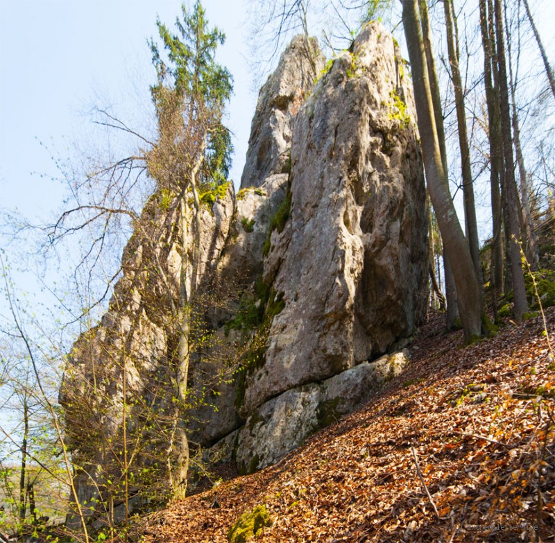 Felsfoto: Märchenturm und 41 weitere Felsen im Klettergebiet Altmühltal (Südliches Frankenjura) ➤ Routen mit Schwierigkeitsgraden f&uuml;r den Fels Märchenturm ➤ Klettertopo & Kletterf&uuml;hrer ➤ 16.07.2026