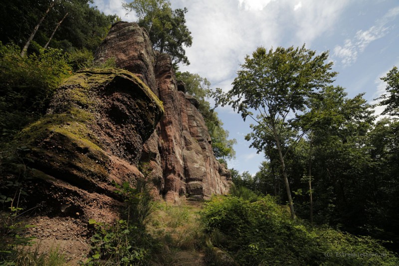 Felsfoto: Le Krappenfels ( Lutzelbourg ) und 33 weitere Felsen im Klettergebiet Vogesen (Elsass) ➤ Routen mit Schwierigkeitsgraden f&uuml;r den Fels Le Krappenfels ( Lutzelbourg ) ➤ Klettertopo & Kletterf&uuml;hrer ➤ 18.05.2026