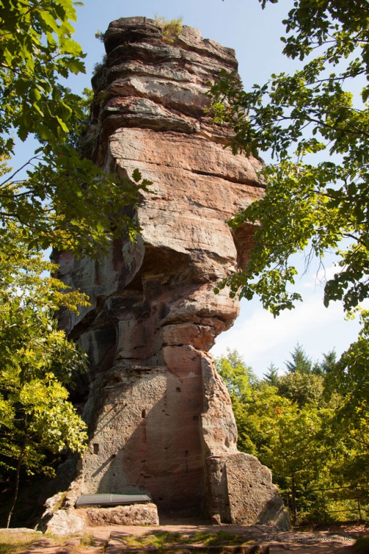Felsfoto: Chteau de Windstein und 33 weitere Felsen im Klettergebiet Vogesen (Elsass) ➤ Routen mit Schwierigkeitsgraden f&uuml;r den Fels Chteau de Windstein ➤ Klettertopo & Kletterf&uuml;hrer ➤ 18.05.2026