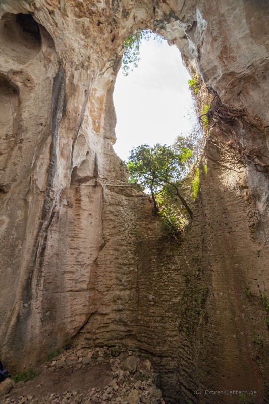 Felsfoto: Grotta dell edera und 99 weitere Felsen im Klettergebiet Finale Ligure ➤ Routen mit Schwierigkeitsgraden f&uuml;r den Fels Grotta dell edera ➤ Klettertopo & Kletterf&uuml;hrer ➤ 18.05.2026