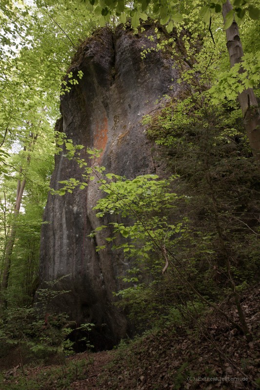 Felsfoto: Burggruber Block und 690 weitere Felsen im Klettergebiet Fränkische Schweiz (Frankenjura) ➤ Routen mit Schwierigkeitsgraden f&uuml;r den Fels Burggruber Block ➤ Klettertopo & Kletterf&uuml;hrer ➤ 19.05.2026