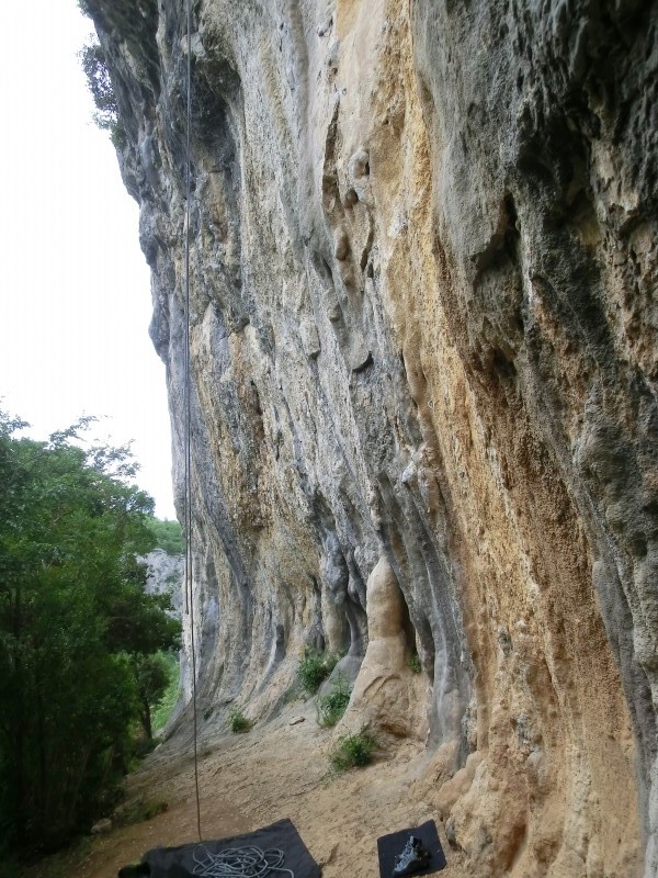 Felsfoto: Buzetski Kanjon und 19 weitere Felsen im Klettergebiet Rijeka ➤ Routen mit Schwierigkeitsgraden f&uuml;r den Fels Buzetski Kanjon ➤ Klettertopo & Kletterf&uuml;hrer ➤ 30.08.2026