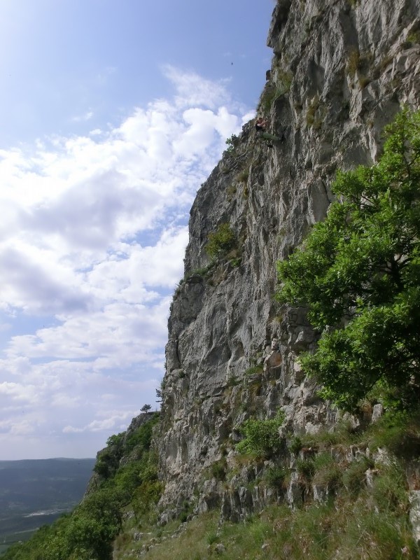 Felsfoto: Raspadalica und 19 weitere Felsen im Klettergebiet Rijeka ➤ Routen mit Schwierigkeitsgraden f&uuml;r den Fels Raspadalica ➤ Klettertopo & Kletterf&uuml;hrer ➤ 30.08.2026