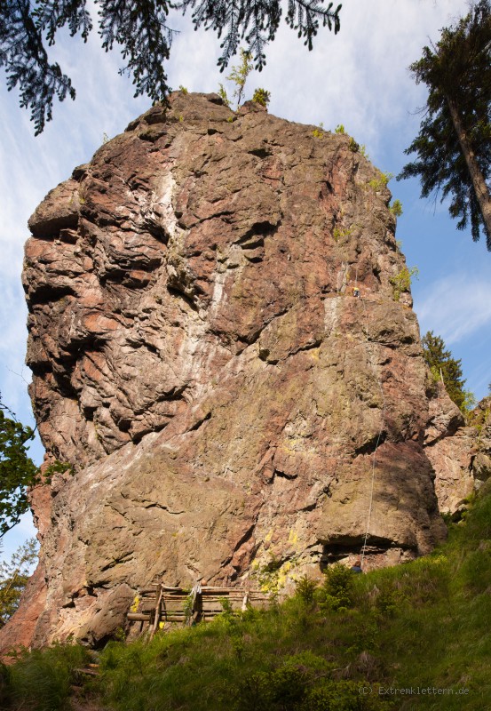 Felsfoto: Falkenstein und 40 weitere Felsen im Klettergebiet Thüringer Wald ➤ Routen mit Schwierigkeitsgraden für den Fels Falkenstein ➤ Klettertopo & Kletterführer ➤ 30.08.2026