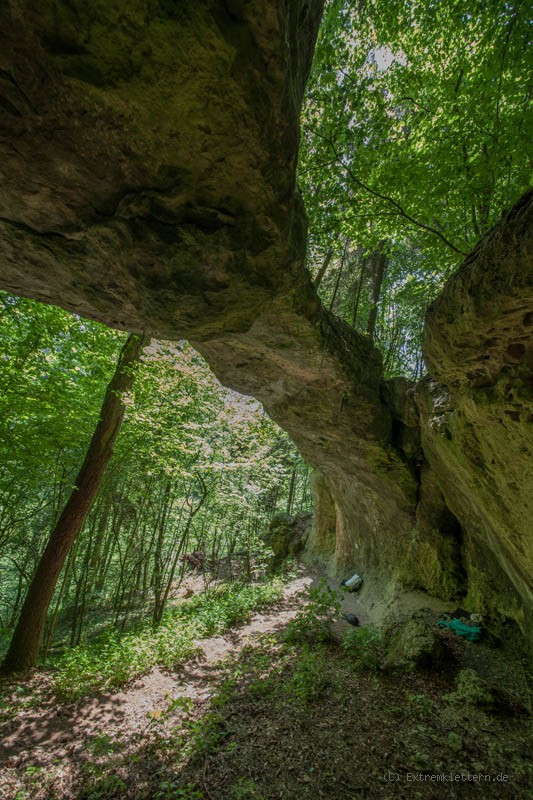 Felsfoto: Torbogen und 690 weitere Felsen im Klettergebiet Fränkische Schweiz (Frankenjura) ➤ Routen mit Schwierigkeitsgraden f&uuml;r den Fels Torbogen ➤ Klettertopo & Kletterf&uuml;hrer ➤ 19.05.2026