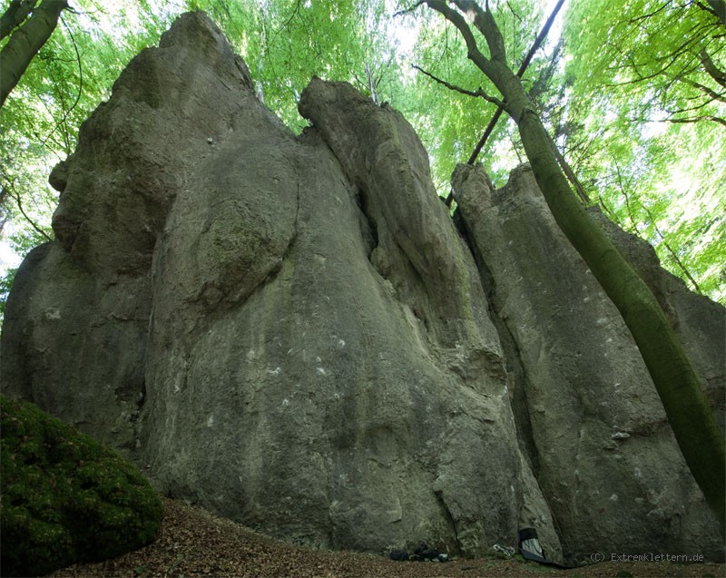 Felsfoto: Fuchsloch und 692 weitere Felsen im Klettergebiet Fränkische Schweiz (Frankenjura) ➤ Routen mit Schwierigkeitsgraden f&uuml;r den Fels Fuchsloch ➤ Klettertopo & Kletterf&uuml;hrer ➤ 19.10.2026