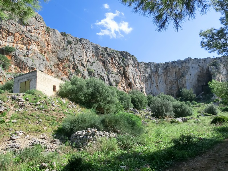 Felsfoto: Pineta und 29 weitere Felsen im Klettergebiet San Vito lo Capo ➤ Routen mit Schwierigkeitsgraden f&uuml;r den Fels Pineta ➤ Klettertopo & Kletterf&uuml;hrer ➤ 31.08.2026