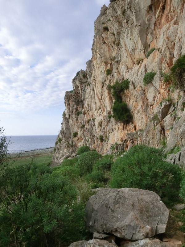 Felsfoto: Campo Base und 29 weitere Felsen im Klettergebiet San Vito lo Capo ➤ Routen mit Schwierigkeitsgraden f&uuml;r den Fels Campo Base ➤ Klettertopo & Kletterf&uuml;hrer ➤ 18.10.2026