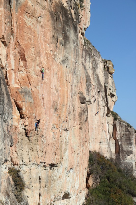 Felsfoto: La Salt de la Reina Mora und 24 weitere Felsen im Klettergebiet Siurana ➤ Routen mit Schwierigkeitsgraden f&uuml;r den Fels La Salt de la Reina Mora ➤ Klettertopo & Kletterf&uuml;hrer ➤ 15.05.2026