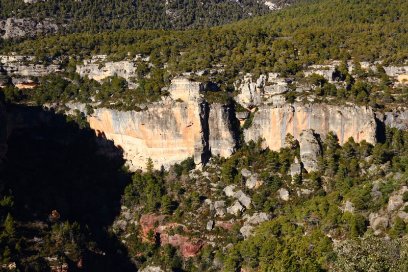 Felsfoto: El Pati und 24 weitere Felsen im Klettergebiet Siurana ➤ Routen mit Schwierigkeitsgraden f&uuml;r den Fels El Pati ➤ Klettertopo & Kletterf&uuml;hrer ➤ 15.05.2026
