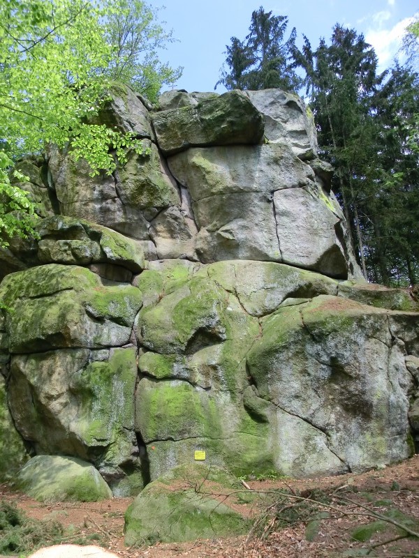 Felsfoto: Weißer Fels und 40 weitere Felsen im Klettergebiet Bayerischer Wald ➤ Routen mit Schwierigkeitsgraden f&uuml;r den Fels Weißer Fels ➤ Klettertopo & Kletterf&uuml;hrer ➤ 31.08.2026
