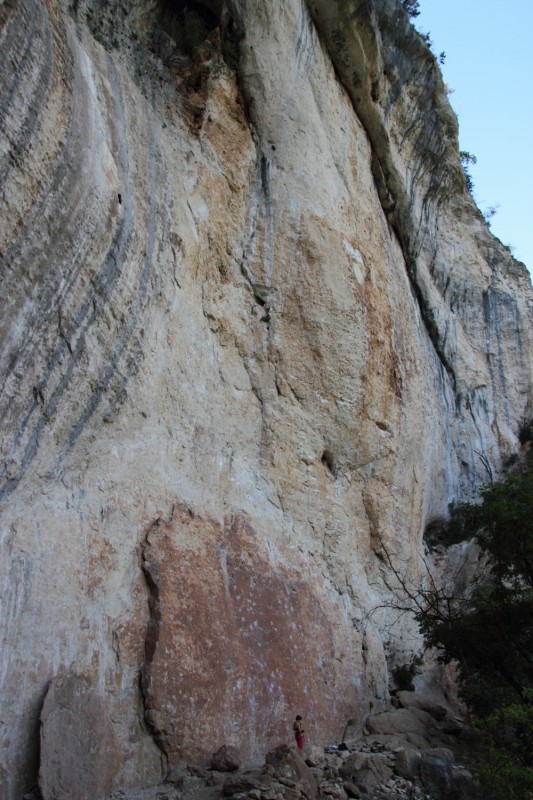 Felsfoto: Grand Toit und 23 weitere Felsen im Klettergebiet Tarnschlucht ➤ Routen mit Schwierigkeitsgraden f&uuml;r den Fels Grand Toit ➤ Klettertopo & Kletterf&uuml;hrer ➤ 18.05.2026