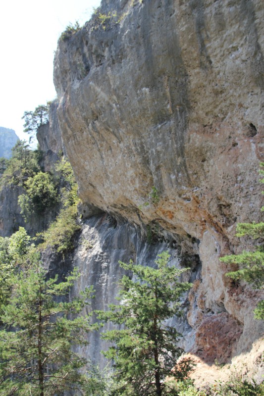 Felsfoto: Le navire und 23 weitere Felsen im Klettergebiet Tarnschlucht ➤ Routen mit Schwierigkeitsgraden f&uuml;r den Fels Le navire ➤ Klettertopo & Kletterf&uuml;hrer ➤ 18.05.2026