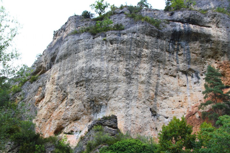 Felsfoto: Planete causse und 23 weitere Felsen im Klettergebiet Tarnschlucht ➤ Routen mit Schwierigkeitsgraden f&uuml;r den Fels Planete causse ➤ Klettertopo & Kletterf&uuml;hrer ➤ 18.05.2026