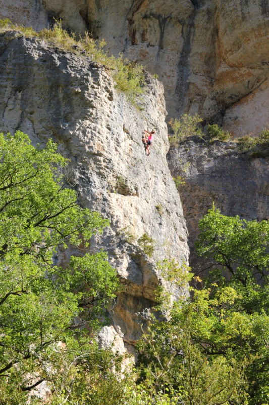 Felsfoto: Foetus und 23 weitere Felsen im Klettergebiet Tarnschlucht ➤ Routen mit Schwierigkeitsgraden f&uuml;r den Fels Foetus ➤ Klettertopo & Kletterf&uuml;hrer ➤ 18.05.2026