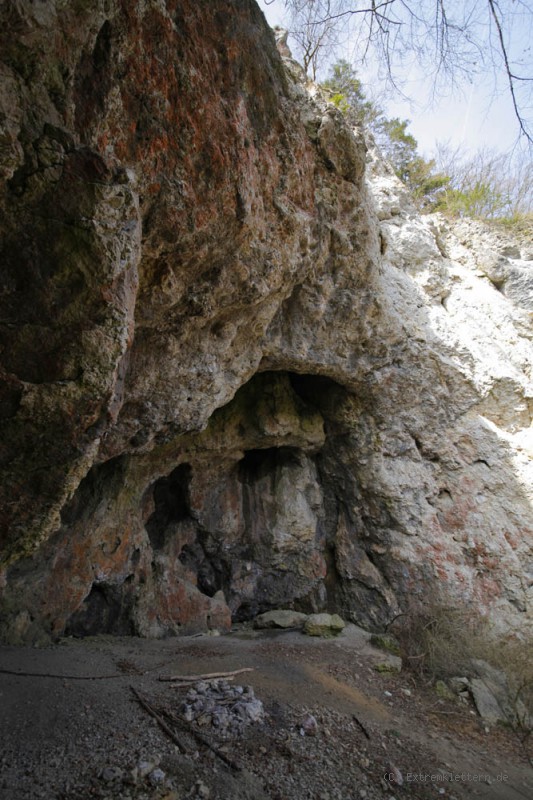 Felsfoto: Heinrichsgrotte und 690 weitere Felsen im Klettergebiet Fränkische Schweiz (Frankenjura) ➤ Routen mit Schwierigkeitsgraden f&uuml;r den Fels Heinrichsgrotte ➤ Klettertopo & Kletterf&uuml;hrer ➤ 19.05.2026