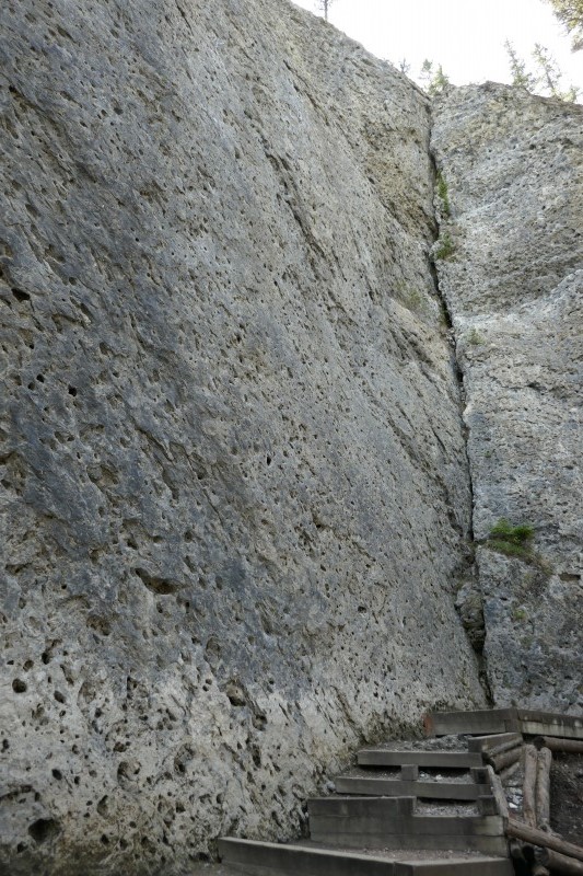 Felsfoto: Finde in der Routendatenbank von Extremklettern.de viele Infos &uuml;ber den Fels Gardeners Wall vom Klettergebiet Grassi Lakes ➤ Klettertopo & Kletterf&uuml;hrer ➤ 18.05.2026