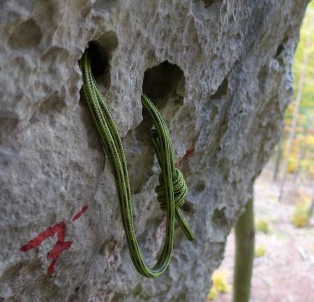 Diese Sanduhr mit 5mm-Schlinge stellt die 1. Zwischensicherung der 2015 erstbegangenen Route "Spagat in die Realität", 7-, an der Stadeltenne